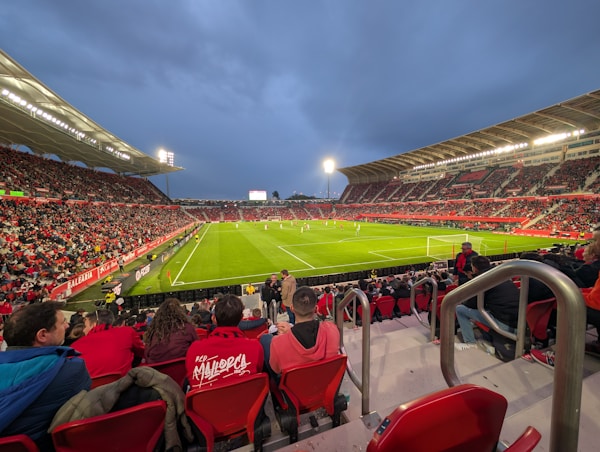 Estadio de fútbol lleno de espectadores