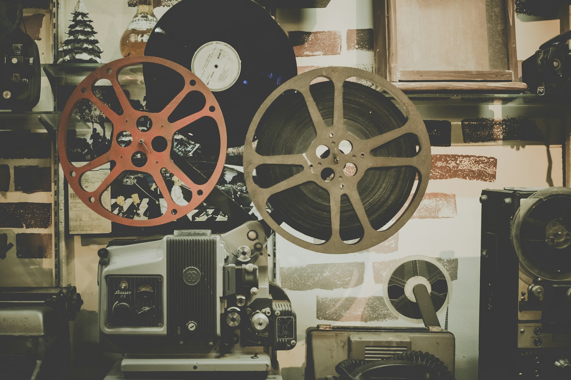 Bobina de película en un proyector de cine, símbolo del contenido en movimiento