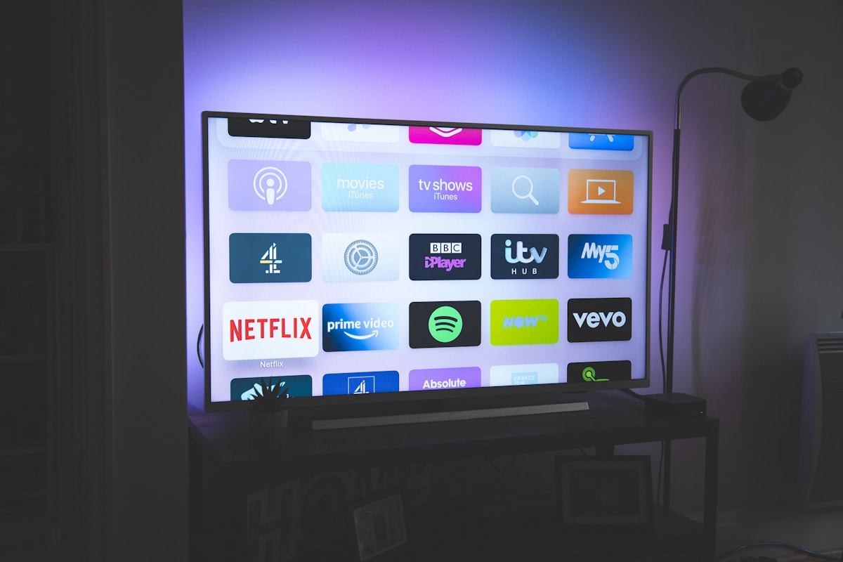 Televisor con la pantalla de inicio de aplicaciones de streaming