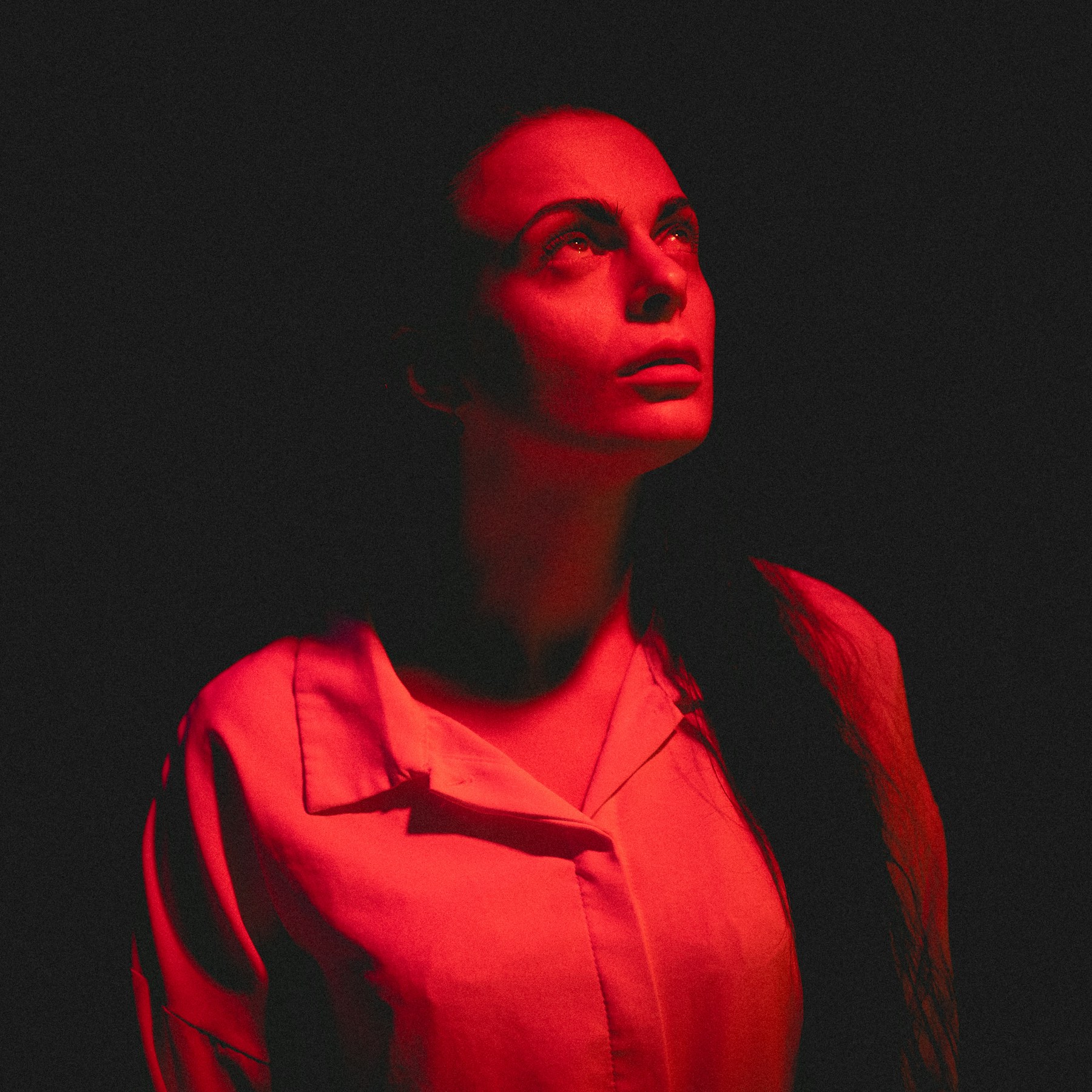 Retrato cinematográfico iluminado en rojo